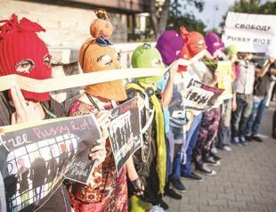 Russia launches hunt for other Pussy Riot members