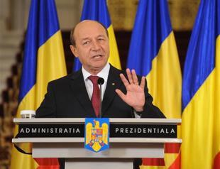 Romania court puts president Basescu back in office