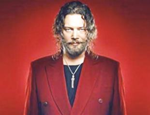 İskender Paydaş performs on İzmir stage