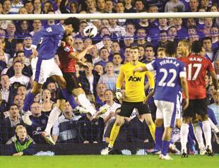 Everton shocks Man Utd in league opener