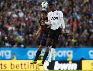 England striker Welbeck signs new Man United deal