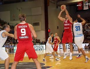 Turkey fails to stop late Italian rally in qualifier