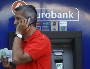 Greeks withdraw cash, stock food ahead of vote