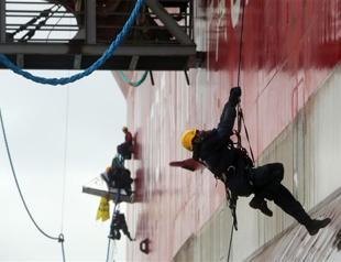 Greenpeace activists storm Russian oil rig