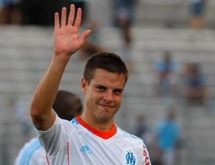 Chelsea signs Spanish defender Cesar Azpilicueta