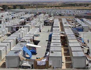 Struggling to cope, Turkey stops refugees on Syrian border