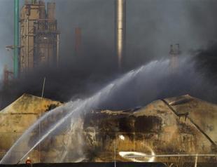 Deadly Venezuelan refinery fire flares up