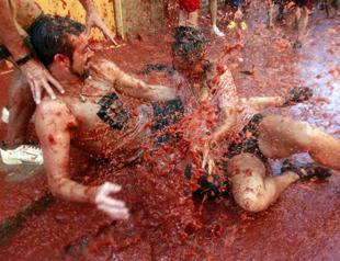 Tomato battle drenches Spanish town in red