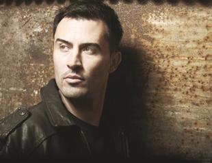 Yves Larock takes the stage at KafePi