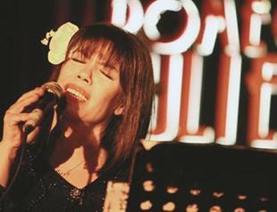 Ayşe Gencer on stage at Salon İKSV