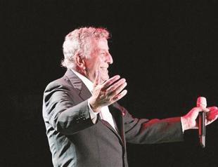 Tony Bennet performs for Istanbul fans