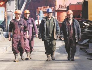 Jobless rate falls sharply to 9 pct, data signals further improvement