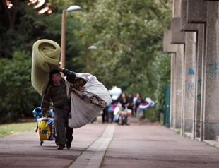 France resumes dismantling Roma camps