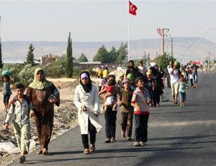 9,000 Syrian refugees massed at Turkish border: official