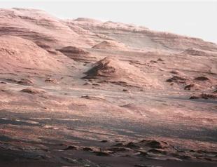 Curiosity takes first detailed, color images