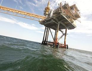 Energy companies reoccupy nearly 400 platforms in gulf