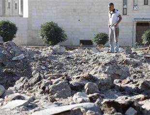 Syria air strike kills 18, Gulf states slam Damascus