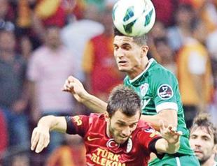 Galatasaray moves atop league standings