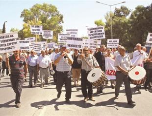 Turkish Cypriots rally to support sentenced tycoon