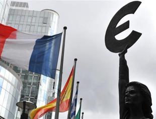 Investors shrug off Moodys negative EU rating outlook