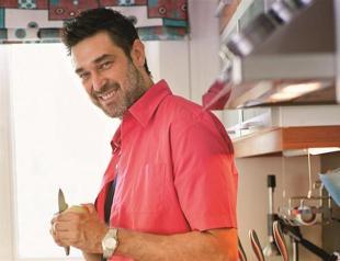 Turkish actor meets Greek women in Bosporus