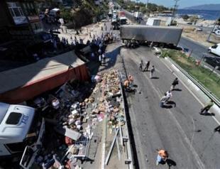 One killed, six wounded in highway accident, road closed