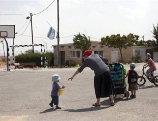 Jewish settlers begin leaving West Bank outpost