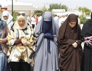 Islamists attack Tunisia hotel bar: witnesses