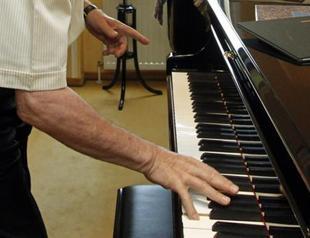 Homeless Dutch breaks into shop to play piano