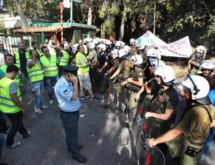 Greek police block riot collegues at stations