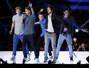 British band One Direction tops MTV video awards