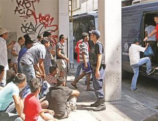 Greece sends migrants to its Turkish border