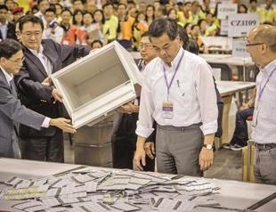 Pro-democrats get crucial edge in Hong Kong vote