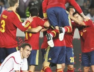 Soldado’s late goal saves Spain