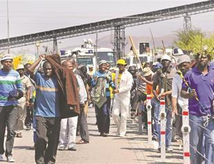 World’s biggest platinum miner stops S Africa work amid unrest