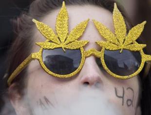 Pot-smoking US mom drives off with baby on roof