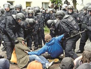 Neo-Nazis, leftists clash in Germany