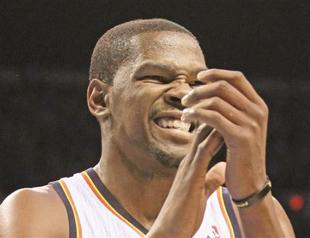 Thunder roll past Spurs to level series