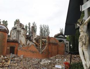 Strong earthquake hits Italys north