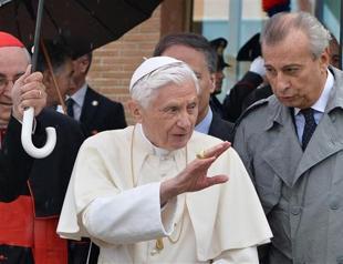 Pope arrives in Lebanon