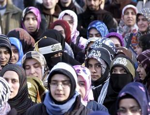 Turkish Airlines begins employing flight attendants in headscarves