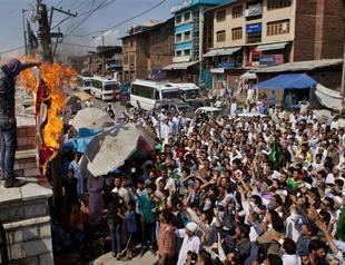 Thousands in Kashmir protest anti-Islam film as cleric demands Americans leave