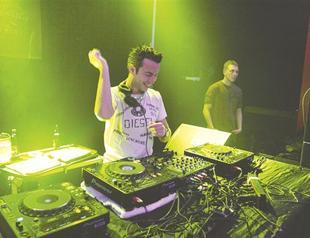 Van Doorn plays at the largest pool party in Turkey