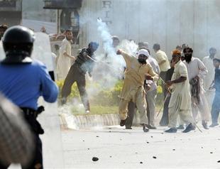 13 killed, 195 hurt in Pakistan film protests: officials