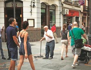 Spain mulls pensions freeze, 1 million people wait for aid