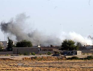 Panic in Turkish border town as Syrian tanks fire on rebel positions