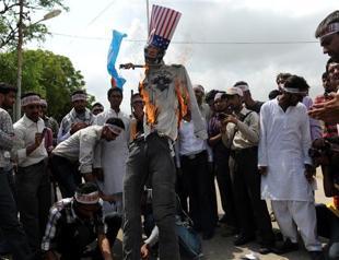 Googles Schmidt defends hosting of anti-Islam film