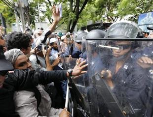 Thai Muslims in film protest at US embassy, Google