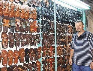 Sandal-making master resists technology using basic tools