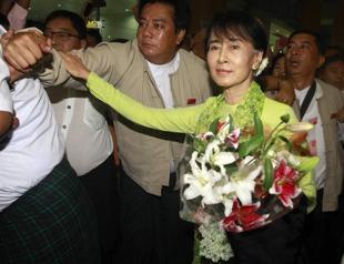 Myanmars Suu Kyi departs on landmark US visit